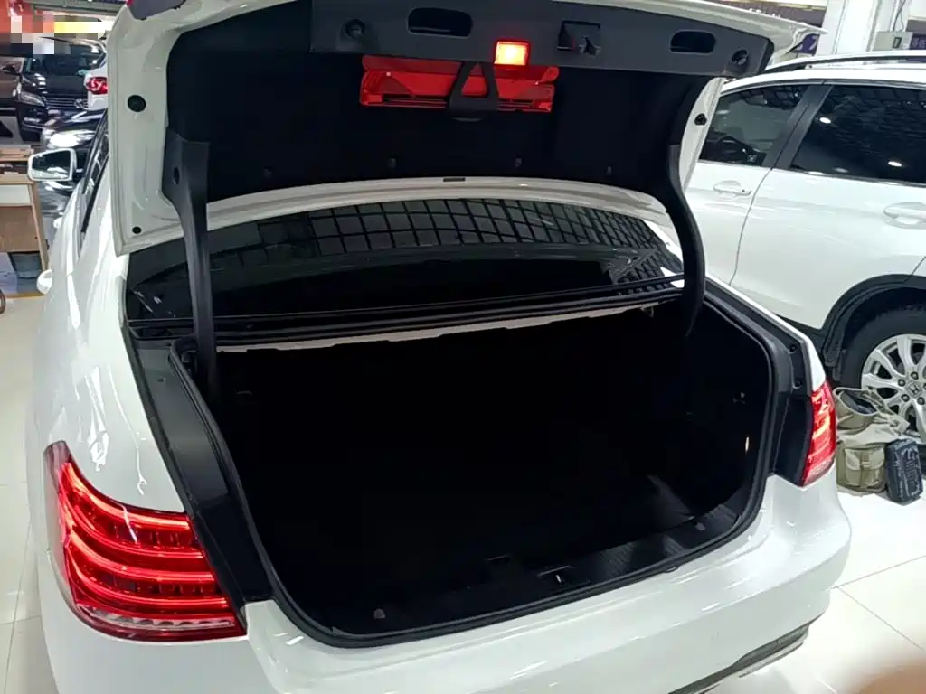 Mercedes-Benz E-Class 2016 — фото 19