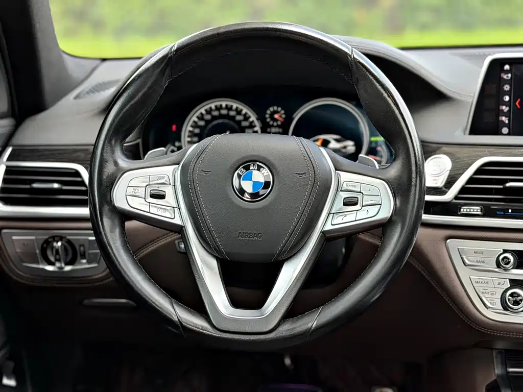 BMW 7 Series 2017 — фото 9