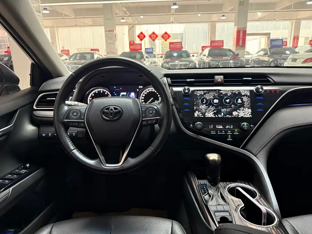 Toyota Camry 2018 — фото 8