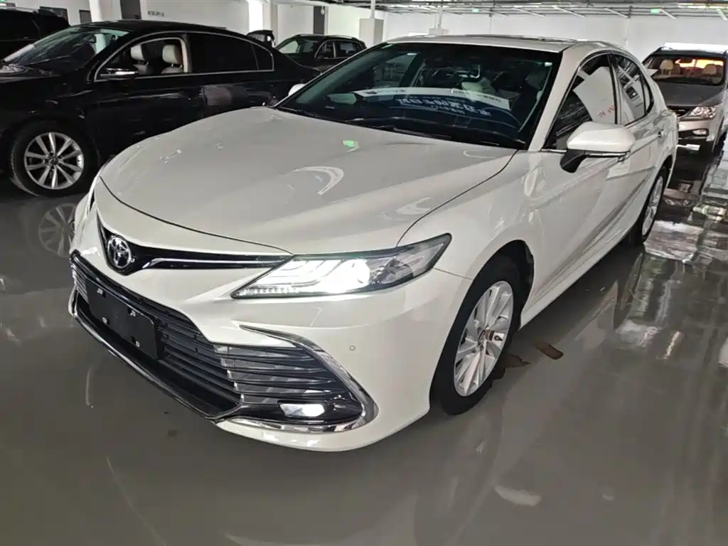 Toyota Camry 2022 — фото 2