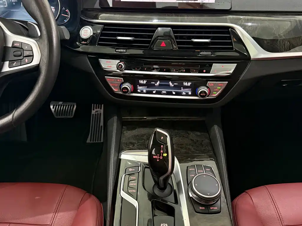 BMW 5 Series 2018 — фото 16