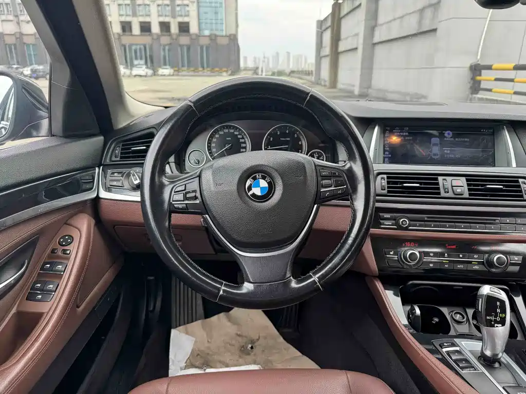 BMW 5 Series 2017 — фото 12