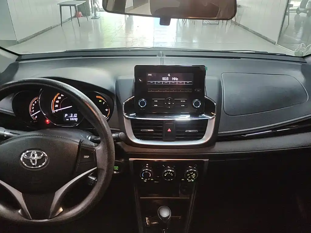 Toyota Yaris L 2021 — фото 13