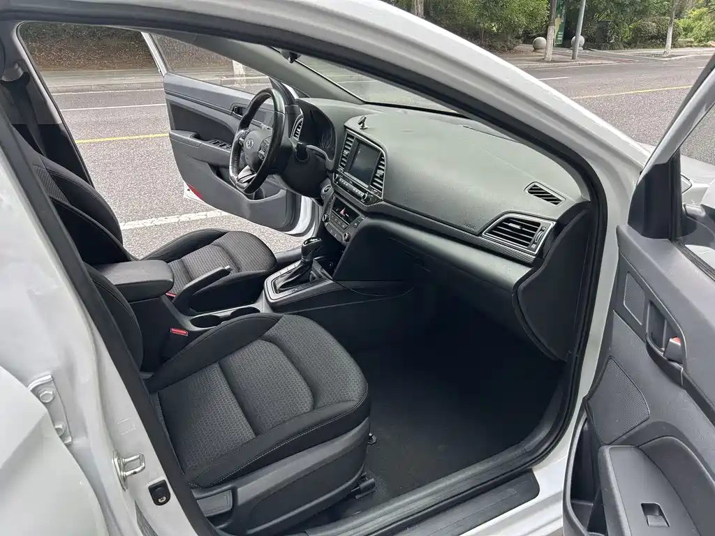Hyundai Elantra 2019 — фото 13