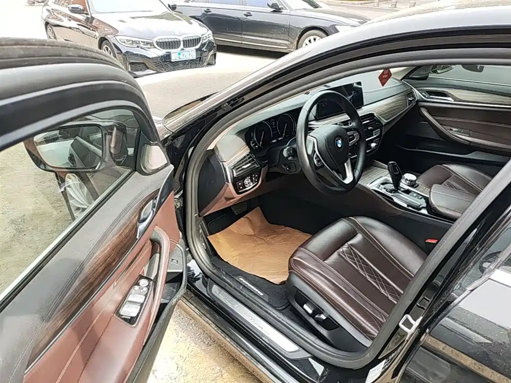 BMW 5 Series 2018 — фото 15