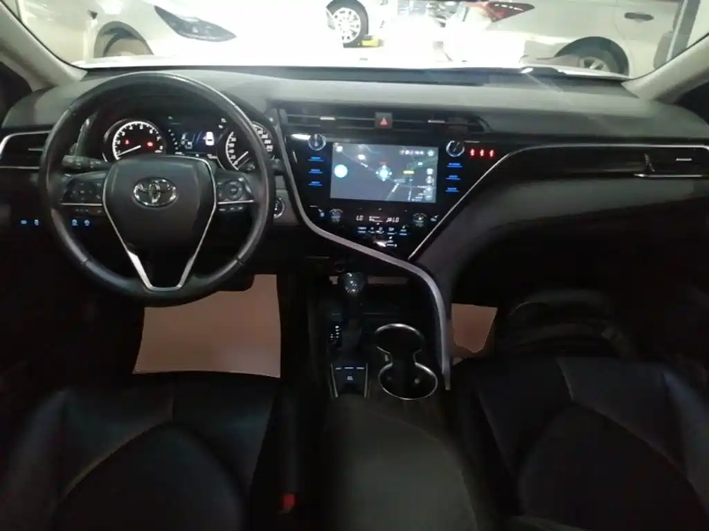Toyota Camry 2021 — фото 10