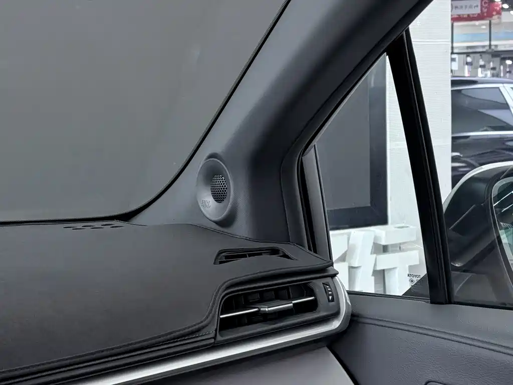 Toyota Granvia 2023 — фото 18