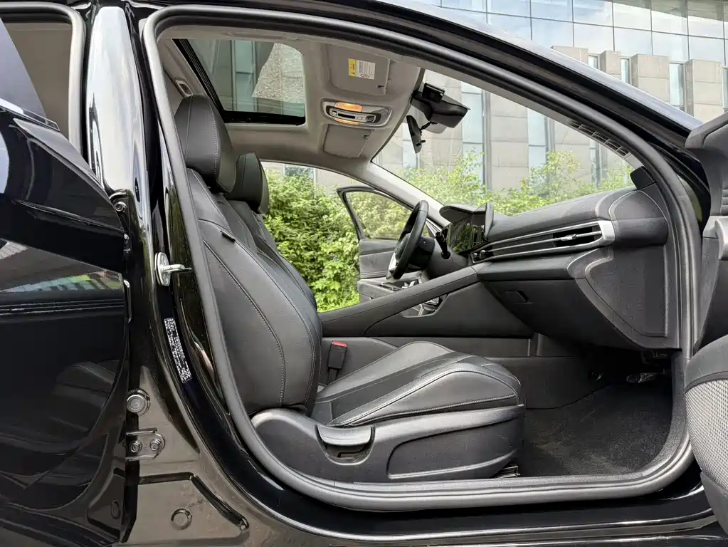 Hyundai Elantra 2023 — фото 15
