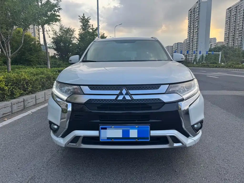 Mitsubishi Outlander 2022 — фото 2