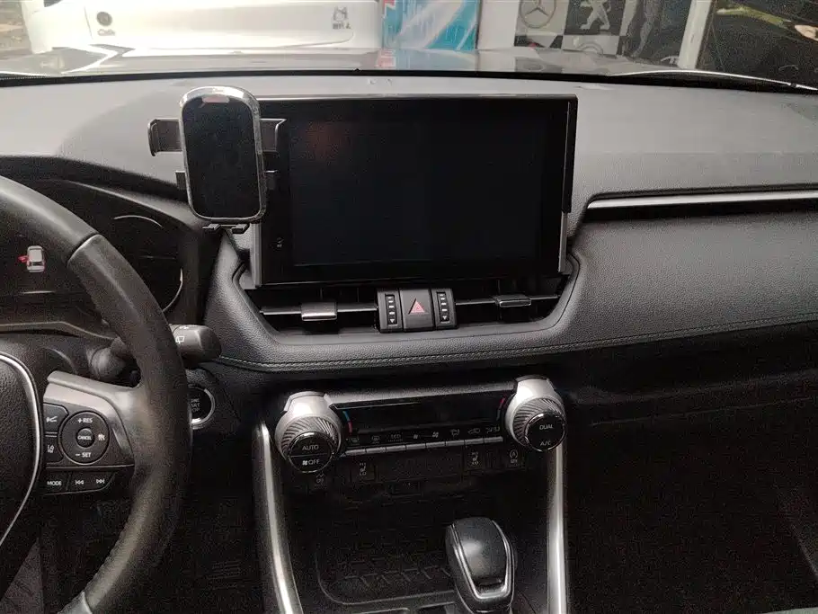 Toyota RAV4 2022 — фото 12