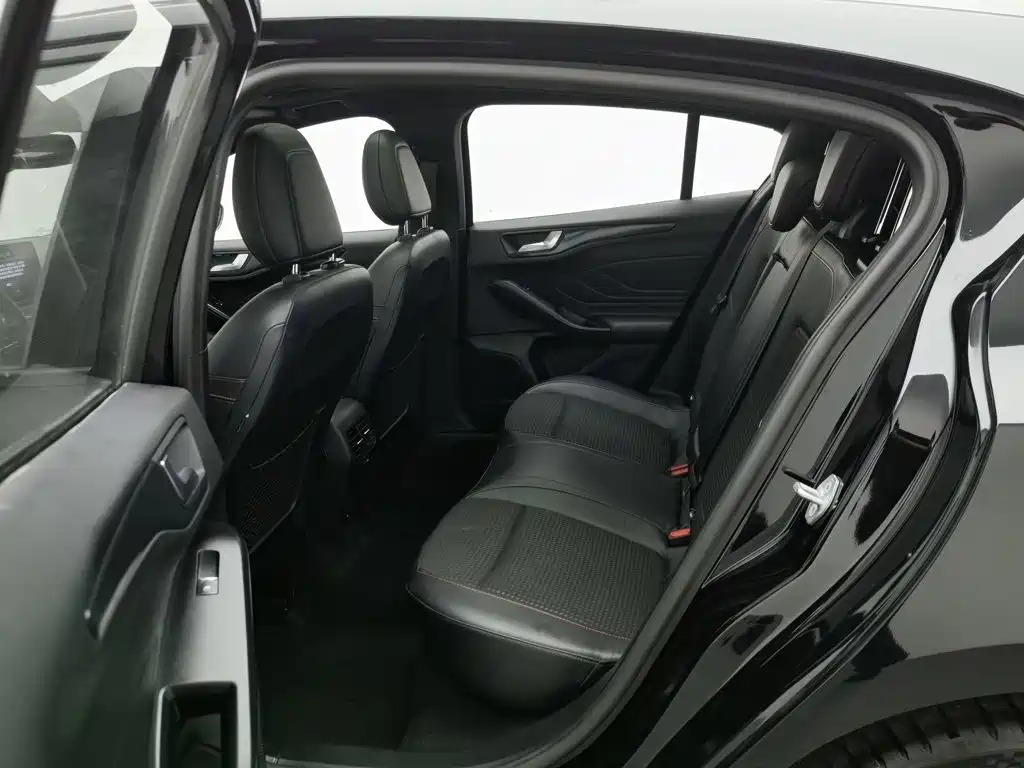 Ford Focus 2020 — фото 15