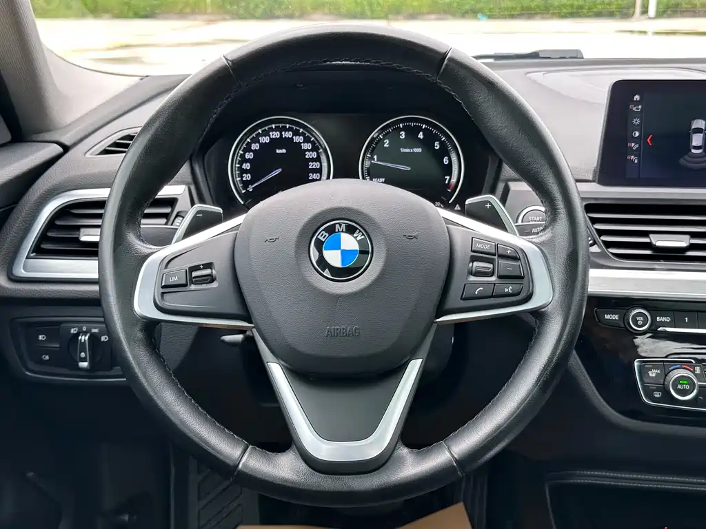 BMW 1 Series 2019 — фото 27