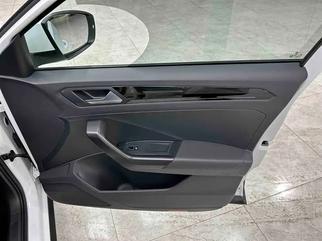 Volkswagen T-Roc 2023 — фото 12