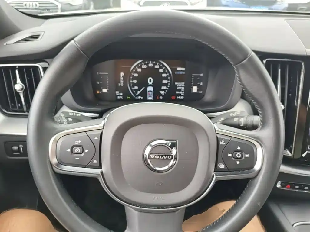 Volvo XC60 2020 — фото 11