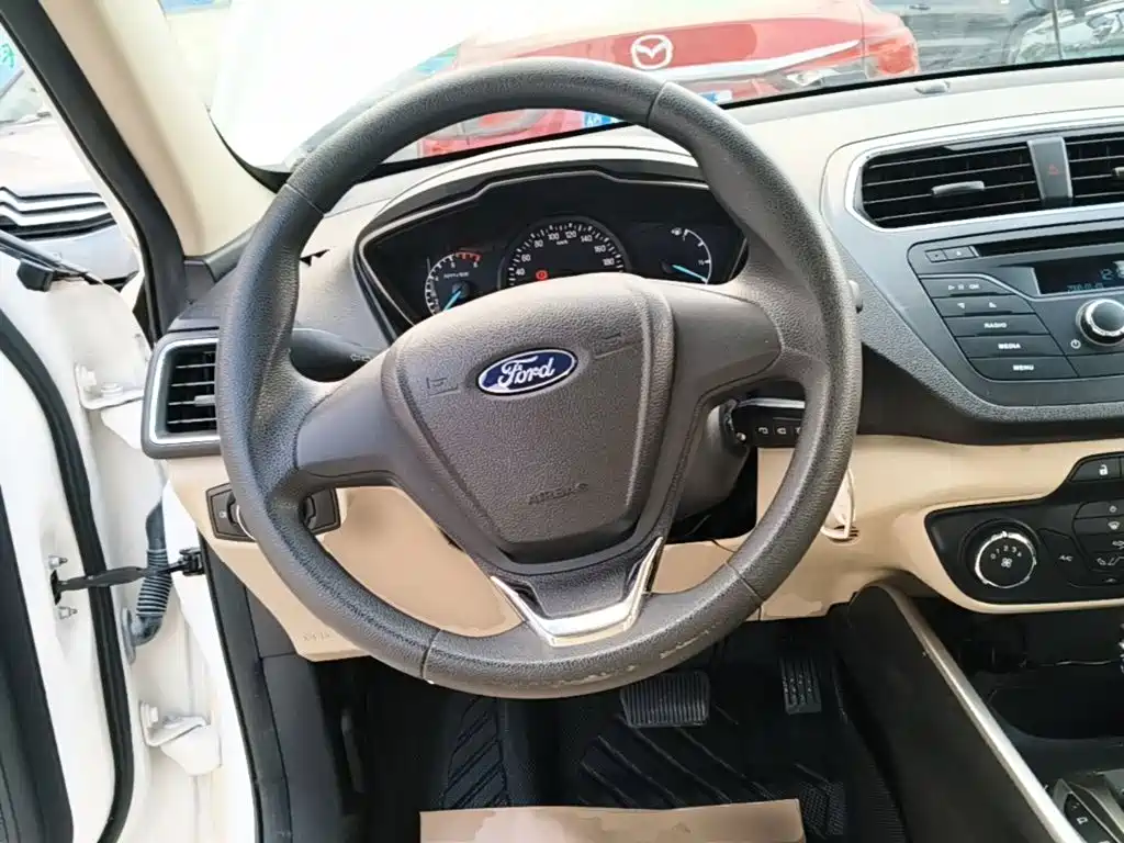 Ford Escort 2018 — фото 11