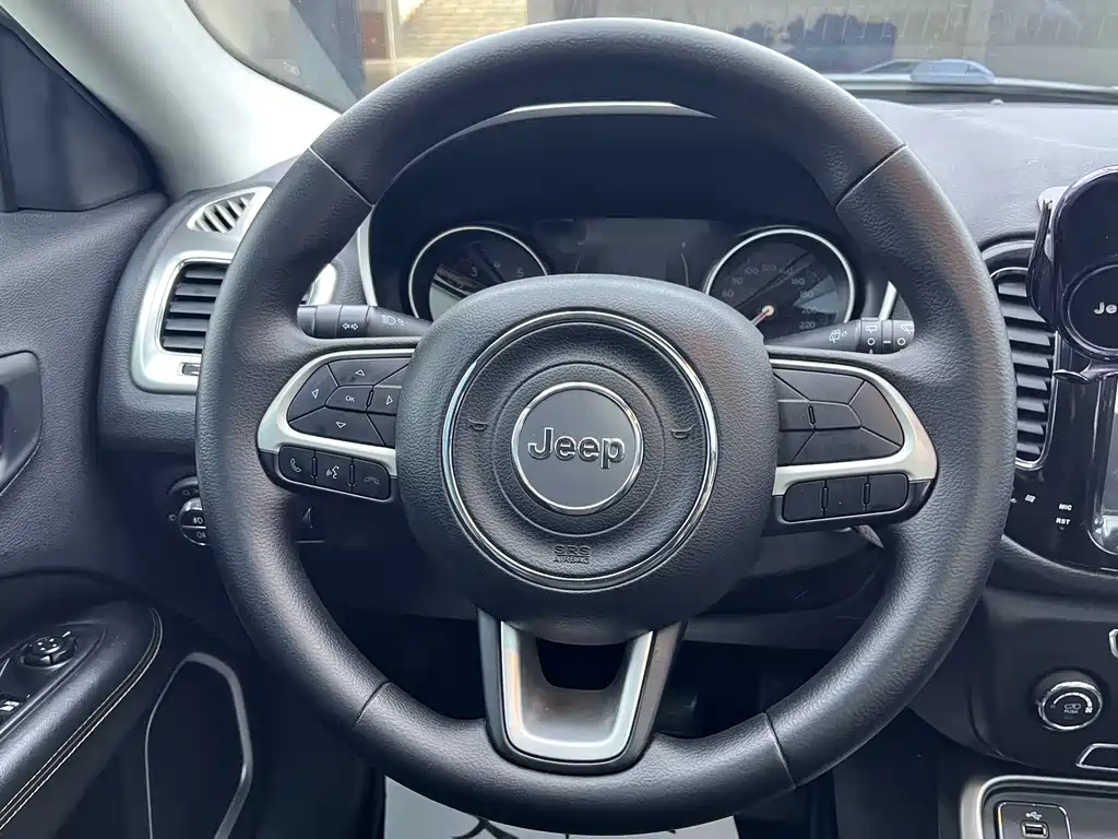 Jeep Compass 2018 — фото 10