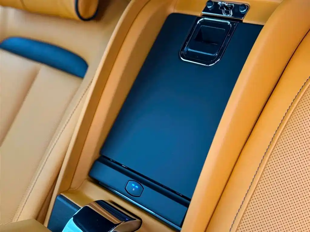 Rolls-Royce Cullinan 2024 — фото 10