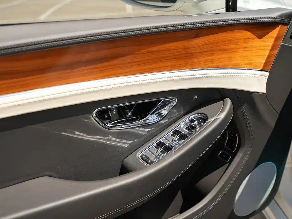 Bentley Continental 2021 — фото 12