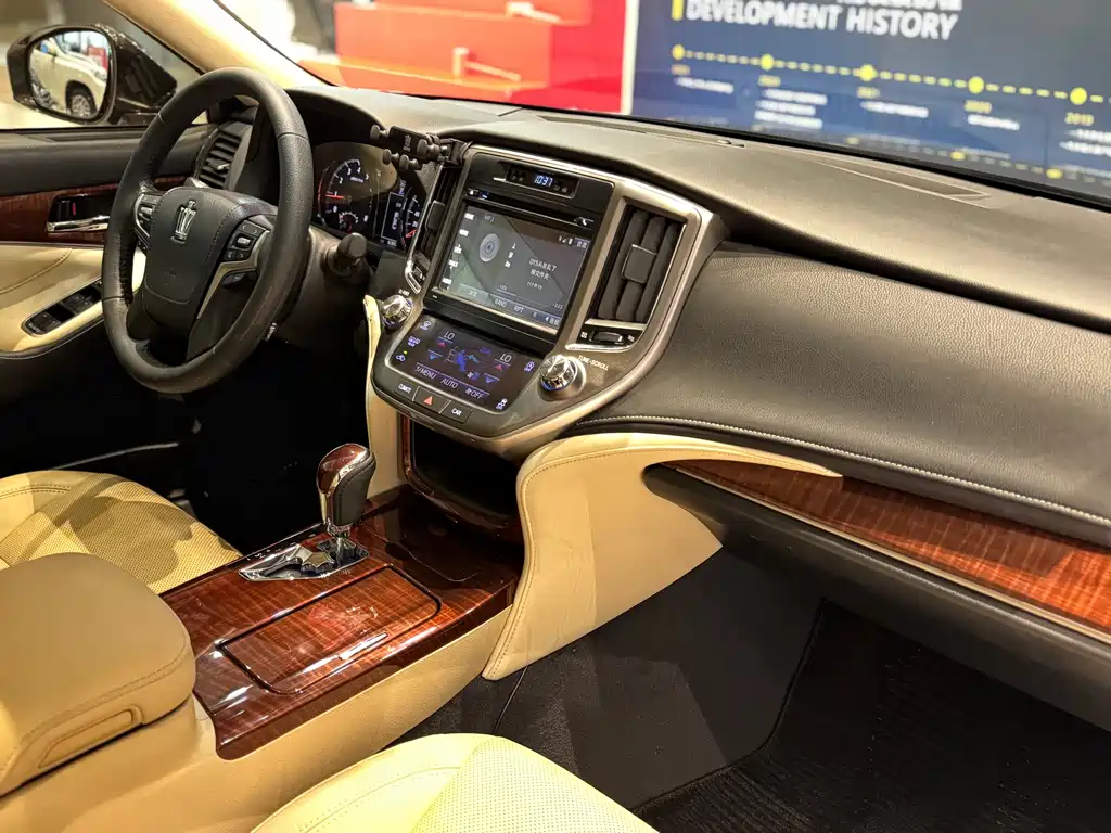 Toyota Crown 2017 — фото 18