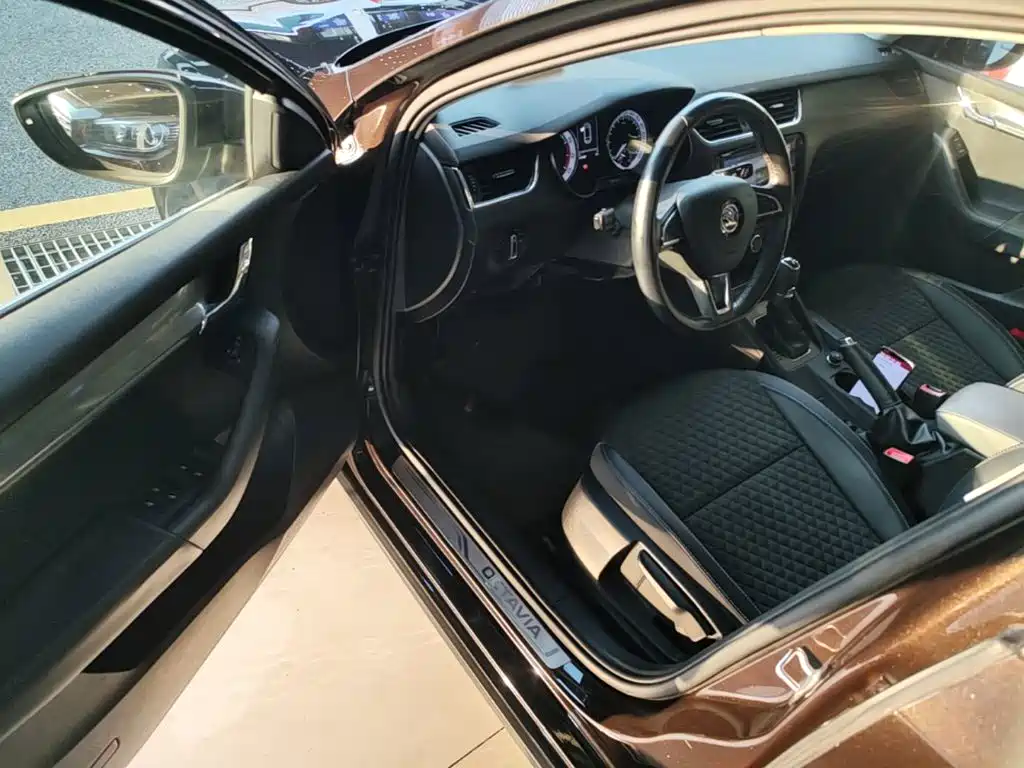 Skoda Octavia 2018 — фото 16