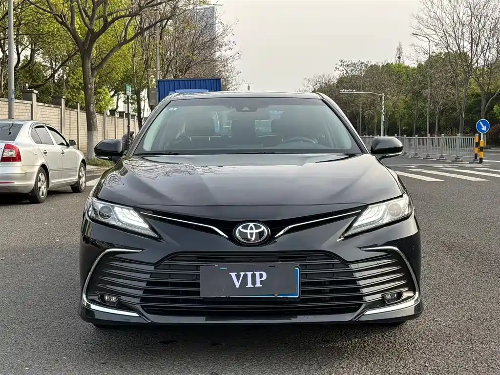 Toyota Camry 2023 — фото 2