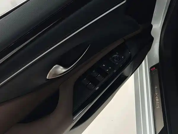Lexus ES 2024