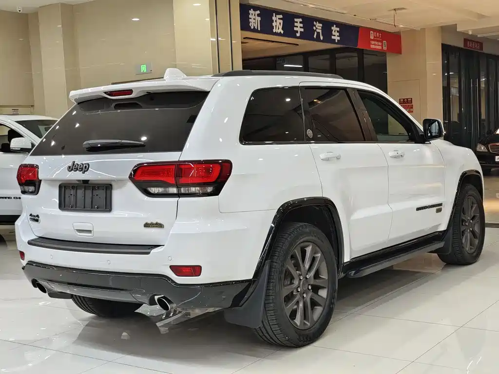 Jeep Grand Cherokee 2017 — фото 15