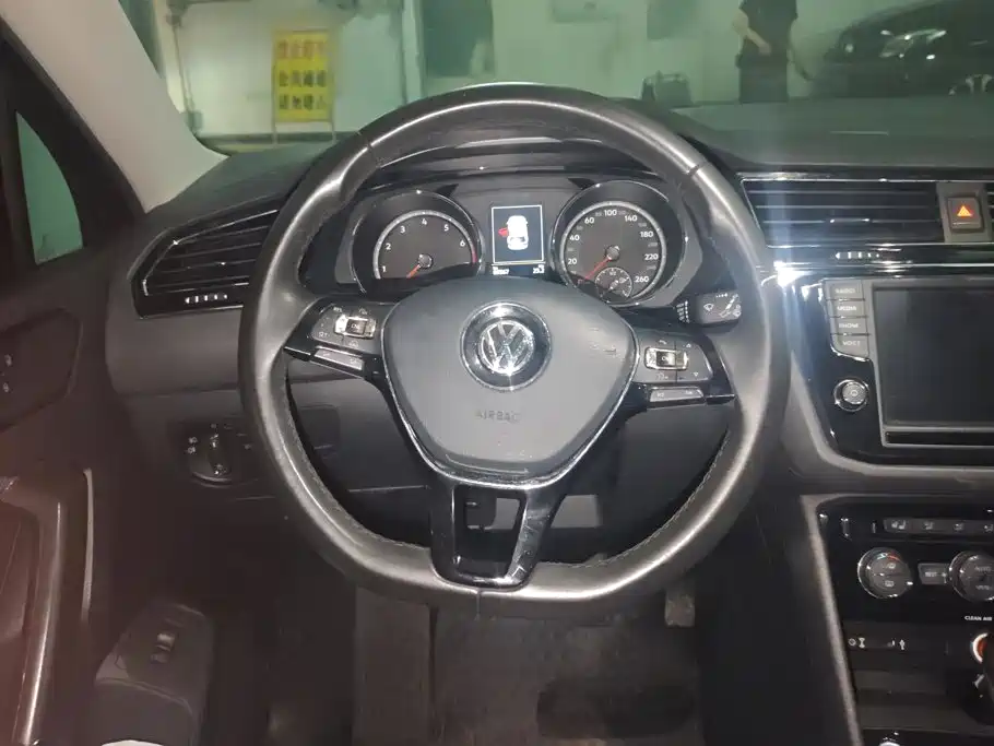 Volkswagen Tiguan L 2017 — фото 15