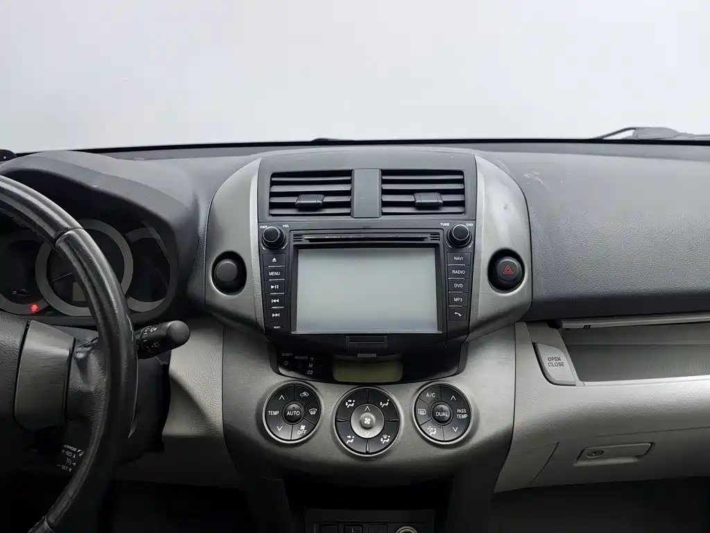Toyota RAV4 2010 — фото 12