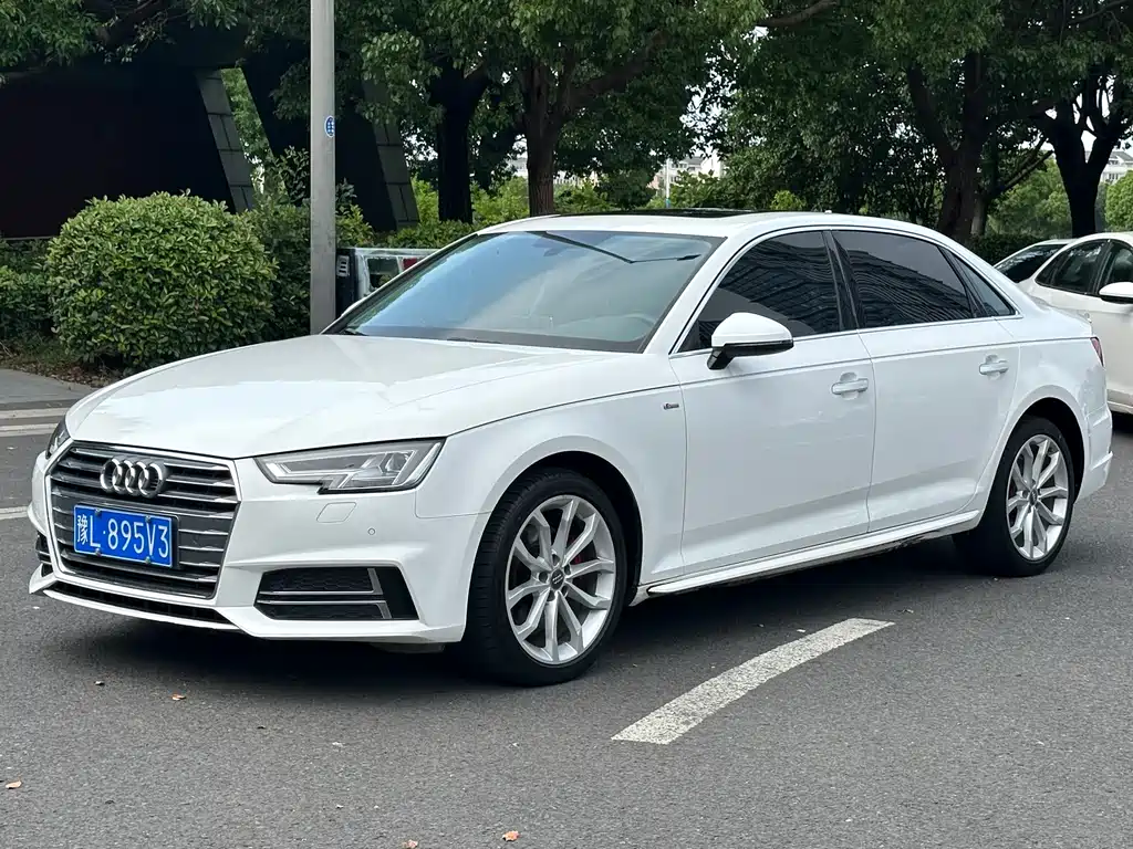 Audi A4L 2018 — фото 1