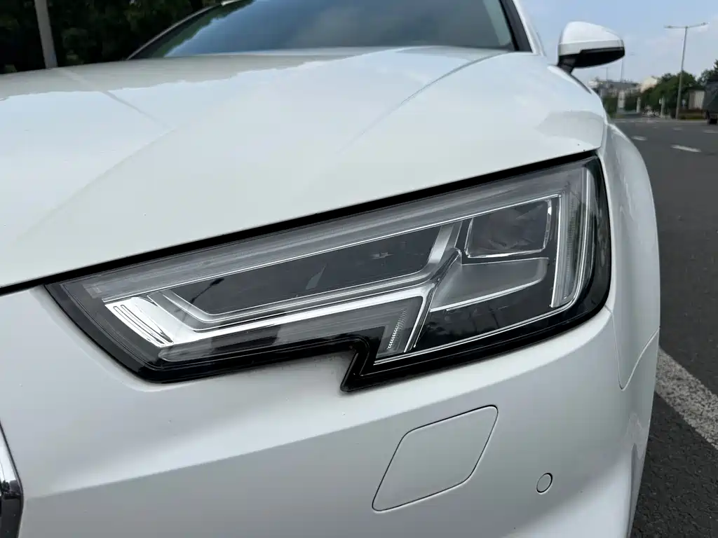 Audi A4L 2018 — фото 8