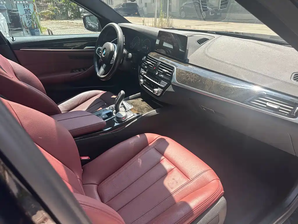 BMW 5 Series 2019 — фото 12
