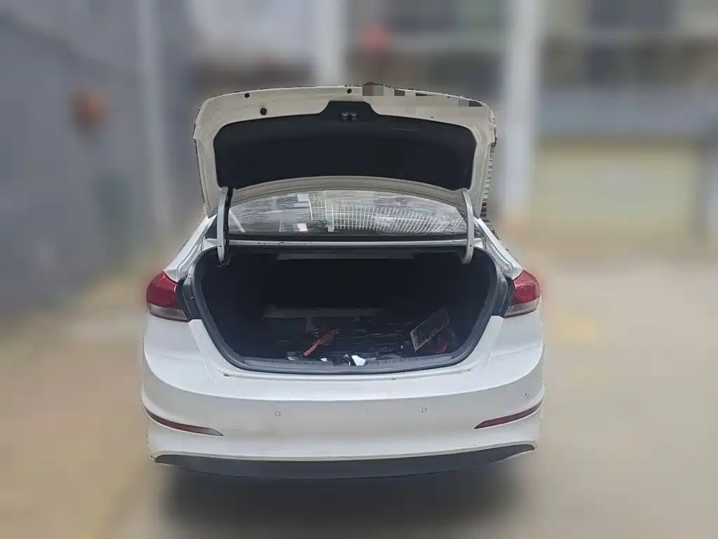 Hyundai Elantra 2018 — фото 10