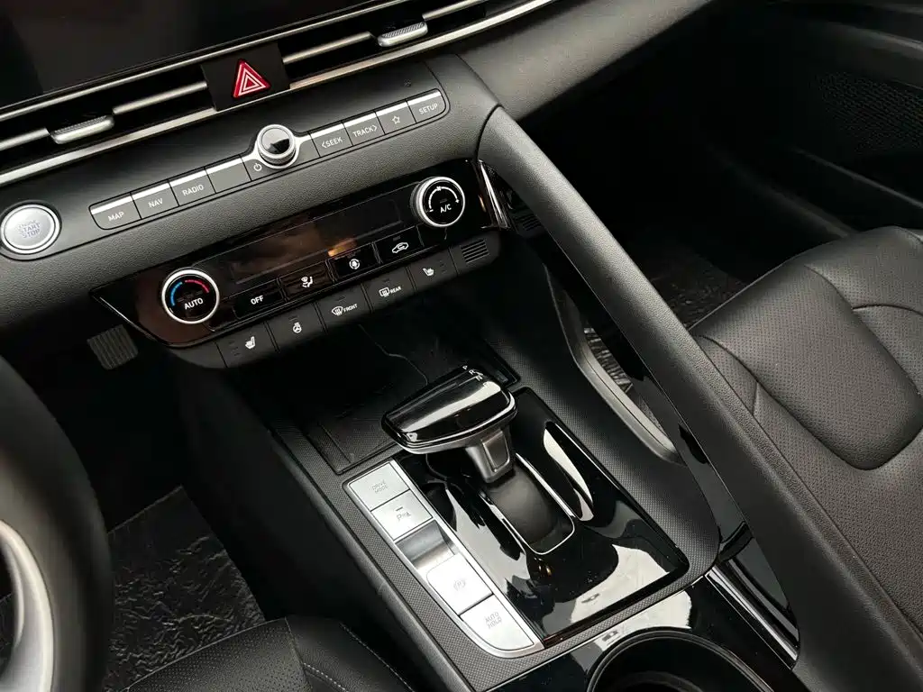 Hyundai Elantra 2023 — фото 11
