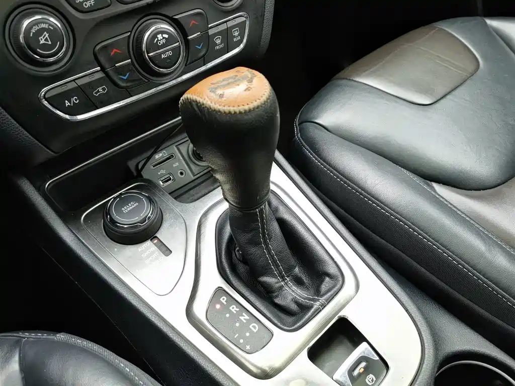 Jeep Cherokee 2016 — фото 13