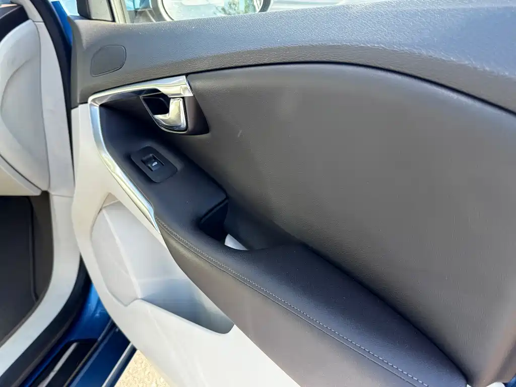 Volvo V40 2015 — фото 17