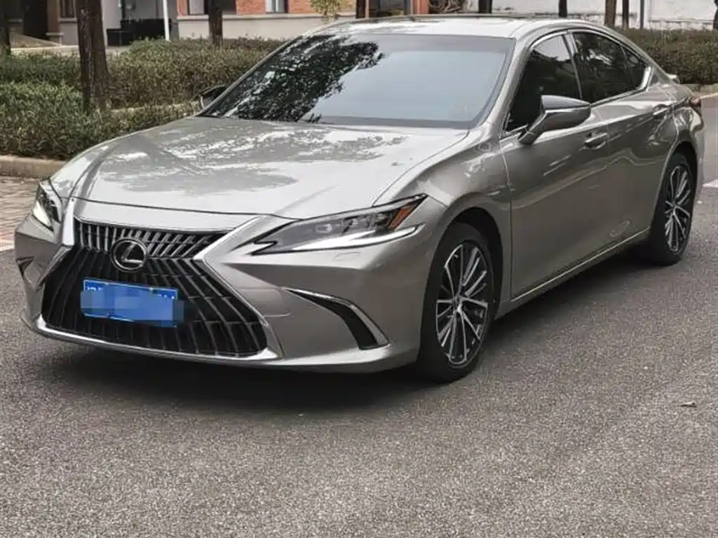 Lexus ES 2023 — фото 1