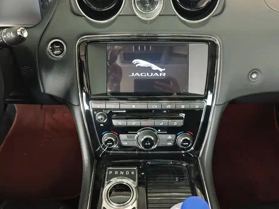 Jaguar XJ 2018 — фото 13
