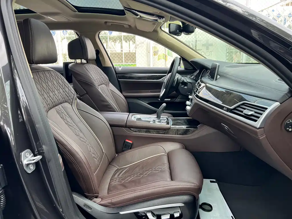 BMW 7 Series 2017 — фото 12