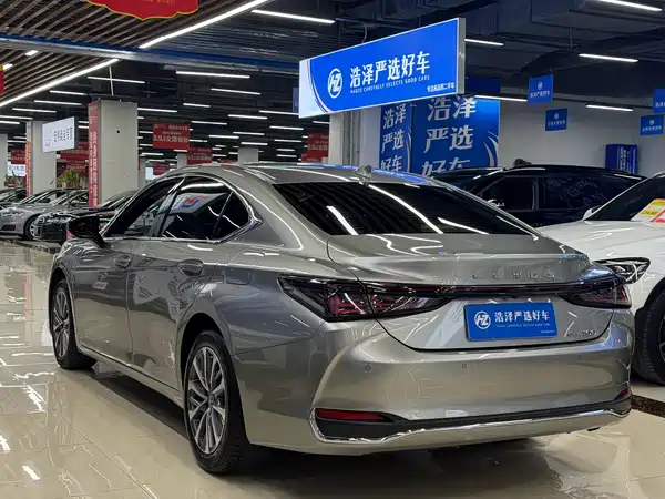 Lexus ES 2025