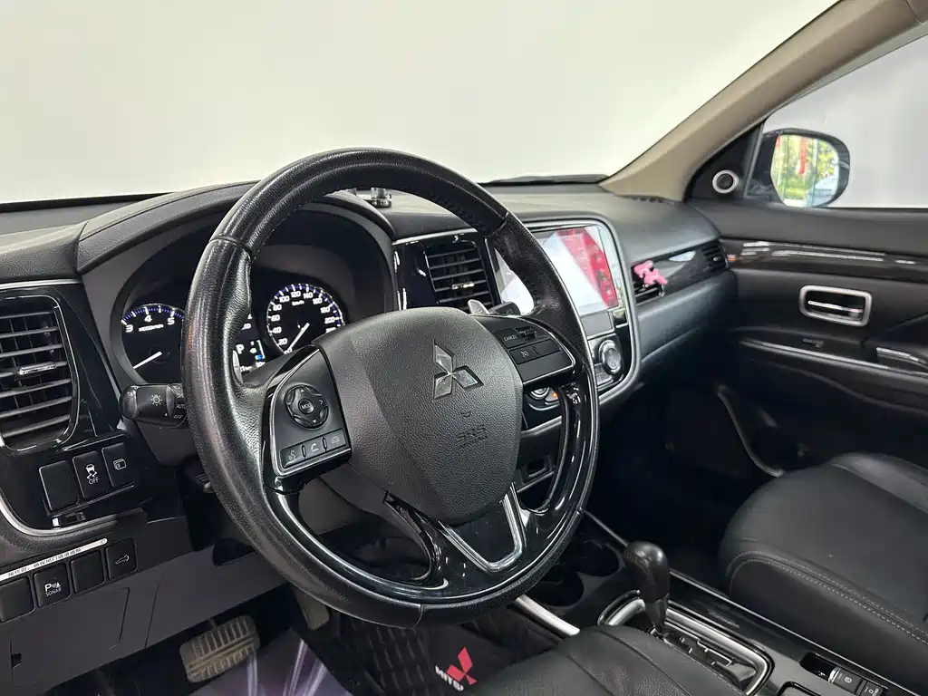 Mitsubishi Outlander 2017 — фото 15