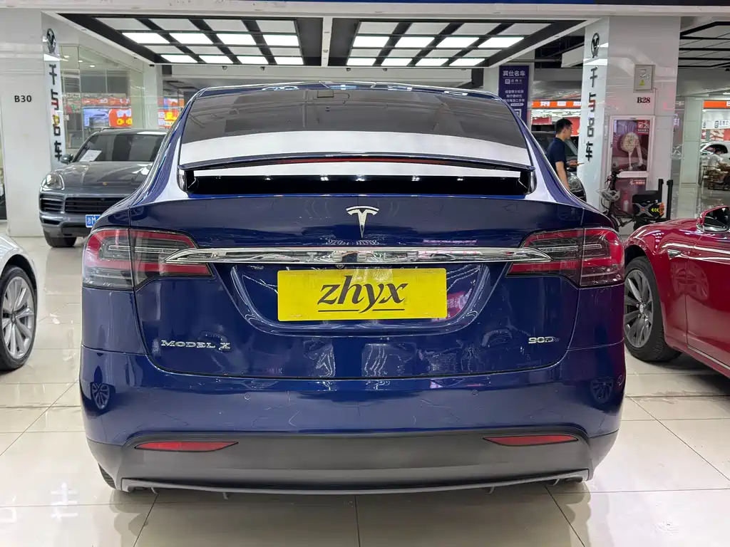 Tesla Model X 2017 — фото 12