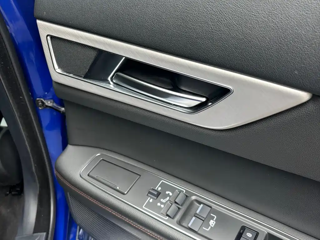 Jaguar XEL 2019 — фото 10