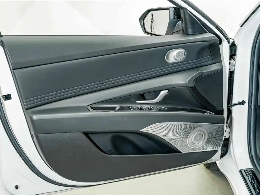 Hyundai Elantra 2021 — фото 17