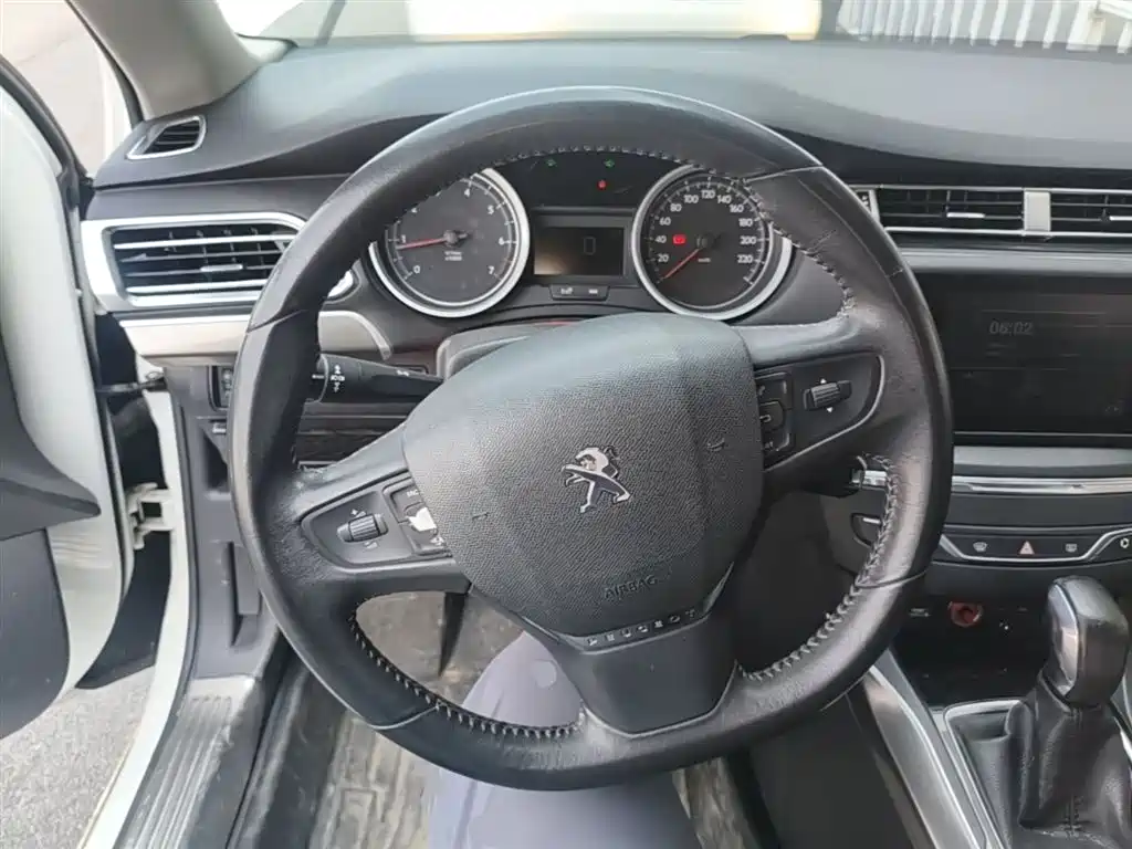 Peugeot 408 2015 — фото 11