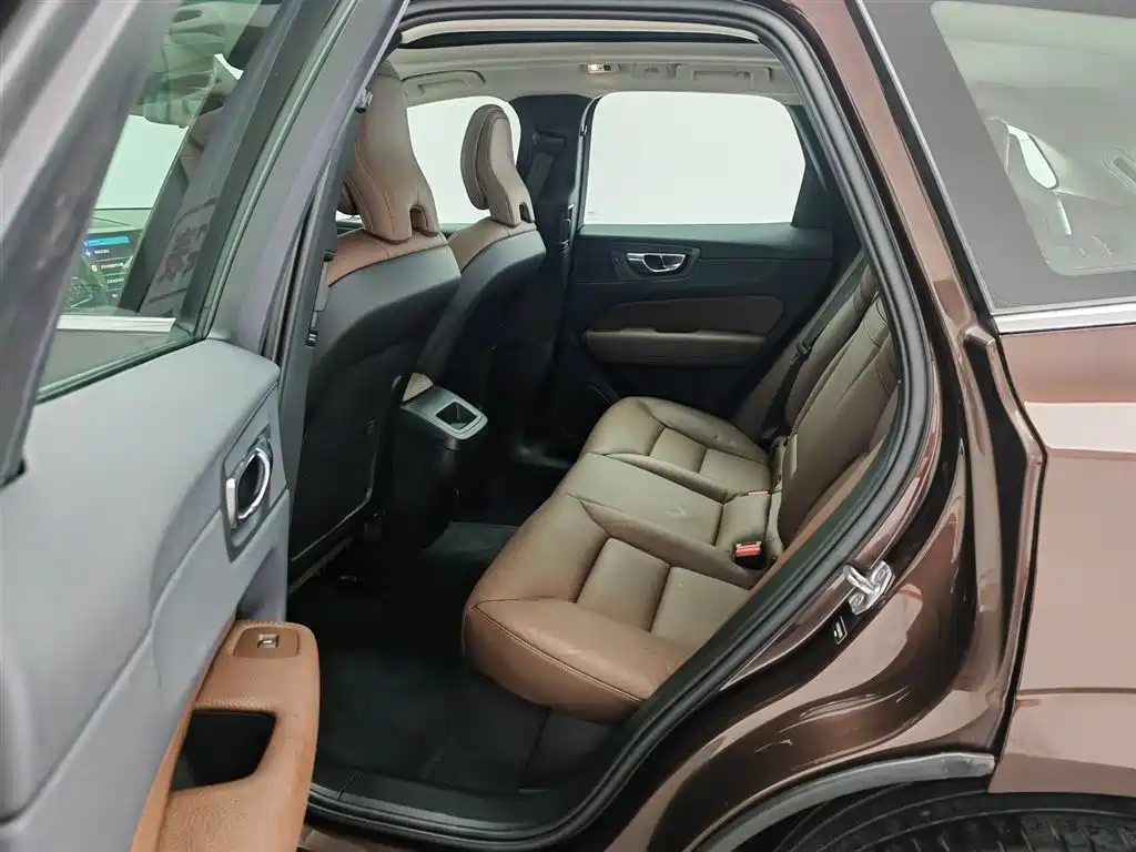 Volvo XC60 2019 — фото 15