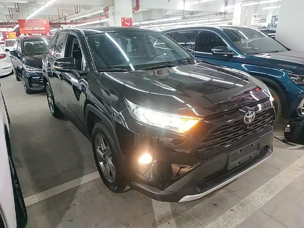 Toyota RAV4 2023 — фото 4