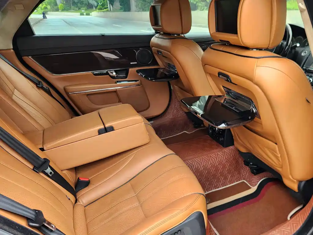 Jaguar XJ 2015 — фото 17
