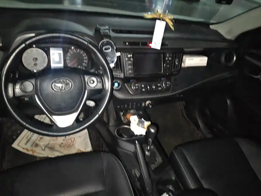 Toyota RAV4 2018 — фото 12