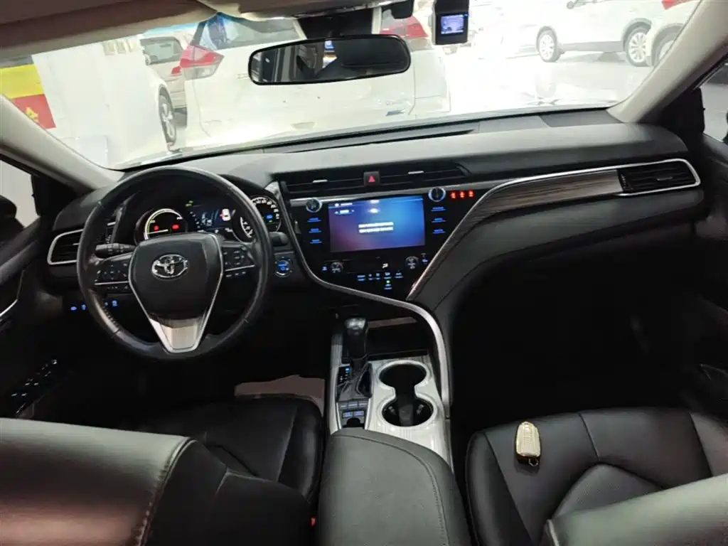 Toyota Camry 2021 — фото 10